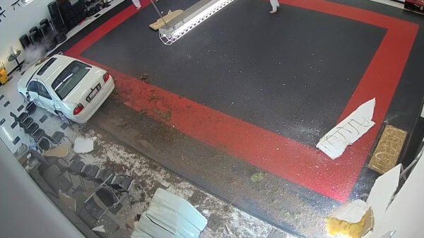 Bezopen bestuurder knalt bij Amerikaanse sportschool naar binnen