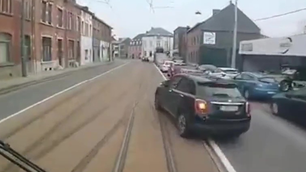 Het slechtste idee van de dag: te dicht voor een rijdende tram invoegen
