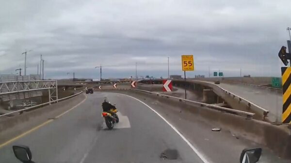 Oude doos: motorrijder haalt bochtje niet en vliegt over de vangrail