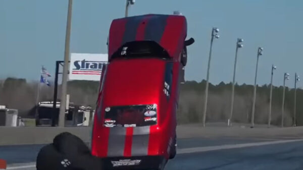 Dragracer Tim Slavens landt na vliegles netjes op zijn pootjes