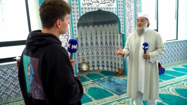 Bewoners Zwolse wijk onaangenaam verrast door gebed van moskee