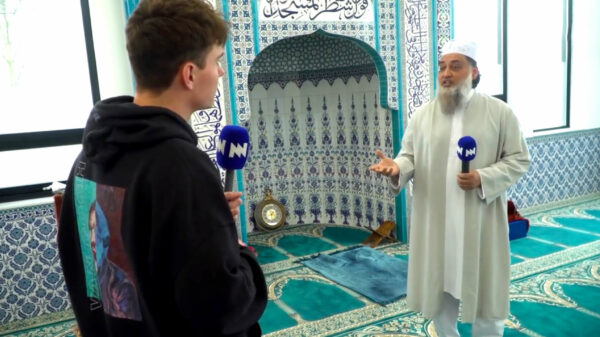 Bewoners Zwolse wijk onaangenaam verrast door gebed van moskee