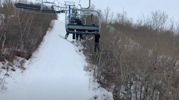 Cliffhanger: koter glijdt uit skilift en moet uit alle macht vasthouden