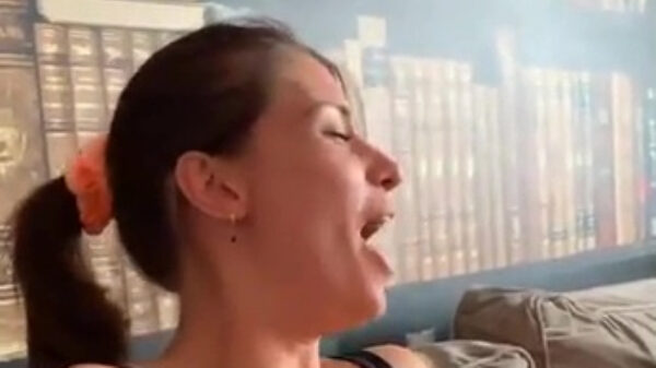 Deze dame geniet zichtbaar van de scheetjes van manlief