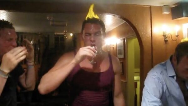 Lamme Britten veranderen in levende fakkels door dit gezellige barspelletje