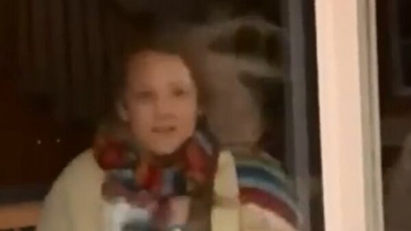 Vrouw onder de indruk van schone ramen