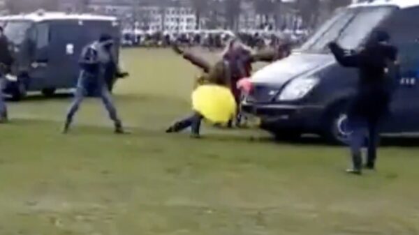 Vrouw letterlijk voor een ME-busje gegooid door iets te fanatieke agent