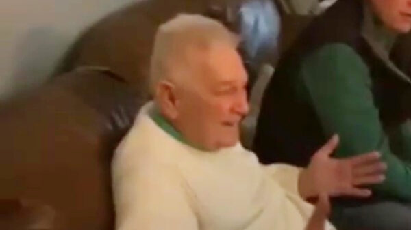 Opa maakt van dichtbij kennis met de verjaardagstaart