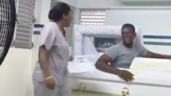 Volgens de legende is zijn collega nog steeds aan het gillen