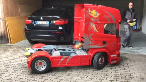 Deze RC-vrachtwagen is wat je noemt toys voor grote boys