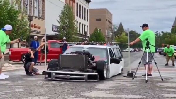 Limbodansende lowrider is me toch een partijtje laag!