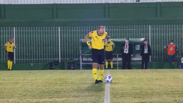 Ahhhhhh. Braziliaanse scheidsrechter laat het op de middenstip lekker lopen