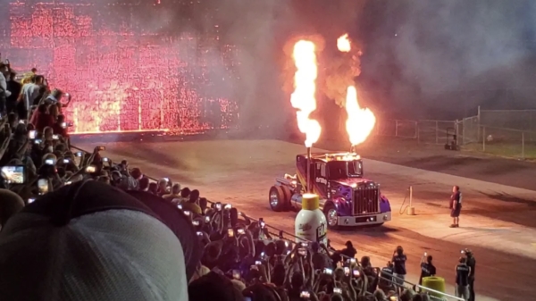 Oude doos: Jet Truck zet muur in lichterlaaie op Summit Motorsports Park