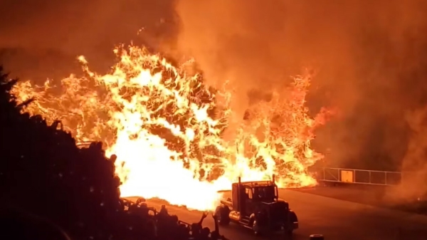 Oude doos: Jet Truck zet muur in lichterlaaie op Summit Motorsports Park