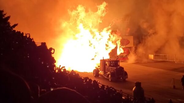 Oude doos: Jet Truck zet muur in lichterlaaie op Summit Motorsports Park