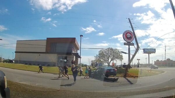 Toeschouwers moeten rennen als stroompaal het begeeft