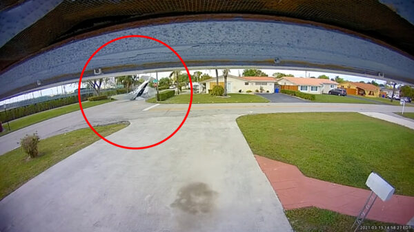 Vliegtuig stort neer in woonwijk Florida en landt op passerende auto