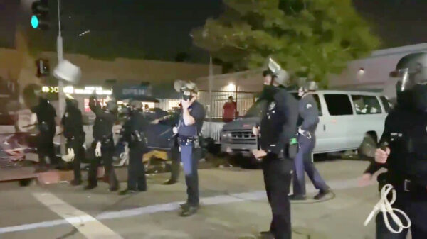 Amerikaanse politieagent krijgt stereotoren van BLM-demonstrant