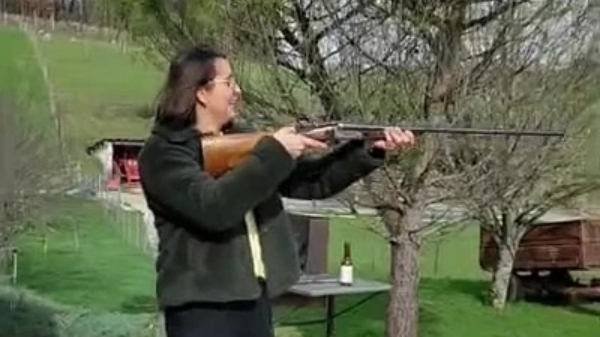 Vrouw doet een dappere poging tot schieten