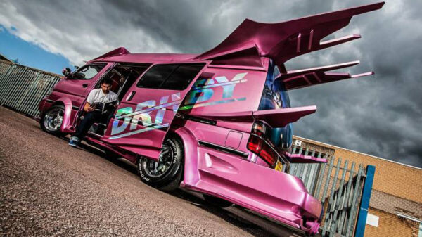 Sommige figuren slaan iets té veel door met het pimpen van hun auto