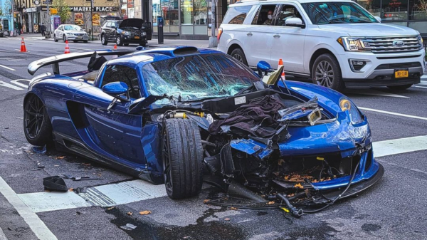 Doorgesnoven miljonair vrijuit na crashen supercar van 2 miljoen in New York