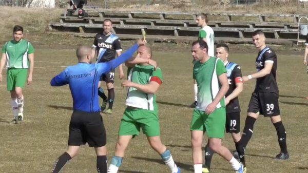 Hongaarse scheidsrechter moet rennen voor zijn leven en vlucht auto in