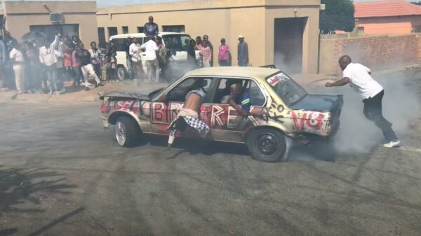 Helemaal loco: in Zuid-Afrika MOP MOP MOPPEN ze er behoorlijk op los