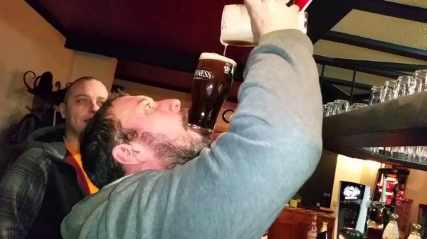 Oude doos: kroegbaas tikt een glas Guinness weg zonder het aan te raken