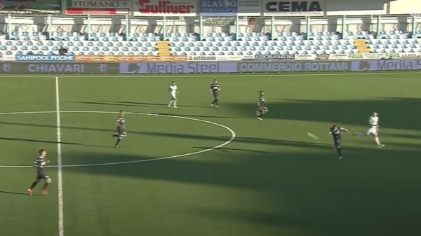 Michele Castagnetti scoort belachelijk mooi doelpunt vanaf eigen helft