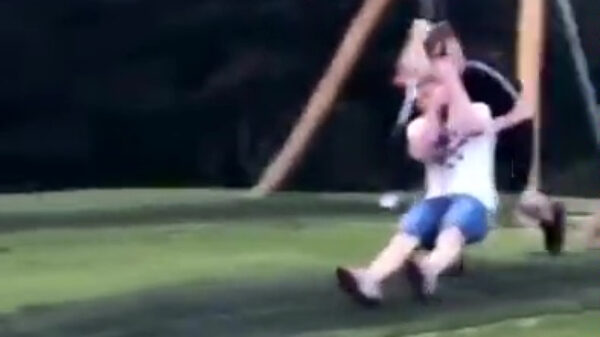 Bezoekje aan de speeltuin eindigt met fikse koppijn