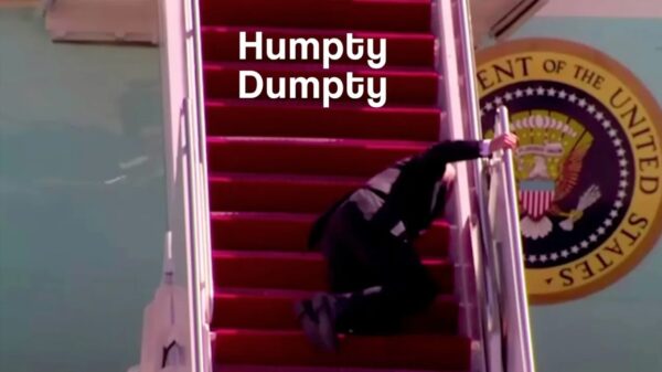 Joe Biden rent iéts te enthousiast de trap van het vliegtuig op