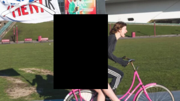 Ach waarom ook niet: onbekleed over het Museumplein fietsen als protest tegen de politiek