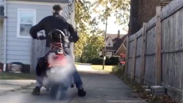 Opa wil iets te stoer wegrijden met zijn nieuwe motor