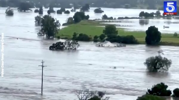 Ergste overstromingen Sydney in 60 jaar; complete huizen drijven weg