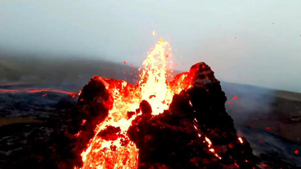 Spectaculaire dronebeelden van de vulkaanuitbarsting in Fagradalsfjall