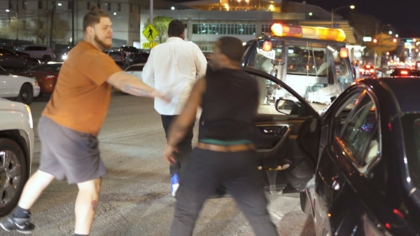 Kom vechten dan: Uber-chauffeur zoekt ruzie als ze zijn auto wegslepen