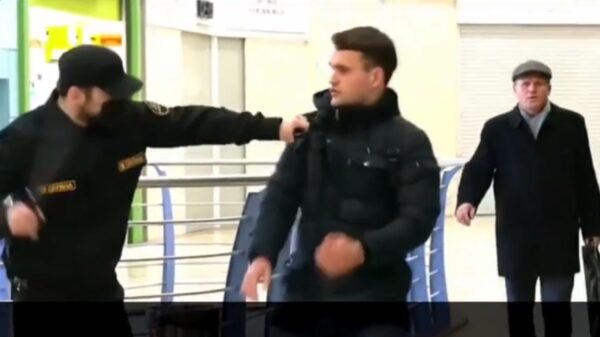 Rusland heeft dé manier om mensen vrijwillige hun mondkapje op te laten zetten