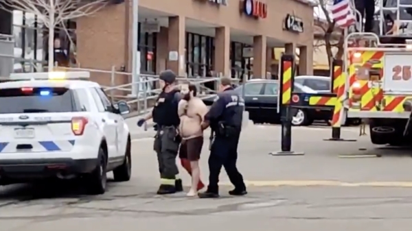 Doorgedraaide idioot schiet 10 mensen neer in een supermarkt in Boulder, Colorado
