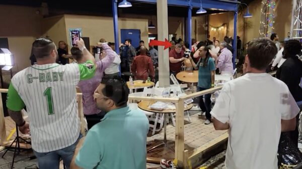 Gevecht breekt uit tijdens MMA-wedstrijd, redneck trekt pistool uit z'n handtasje