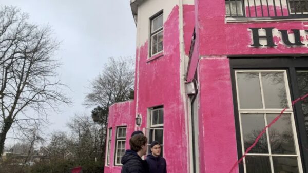 It's a prank bro! Enschedese studentenvilla knalroze geverfd door rivalen