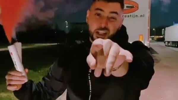 Strijder van Erdoğan is pislink op tatta Johan Derksen: "je moet 100x je mond spoelen"