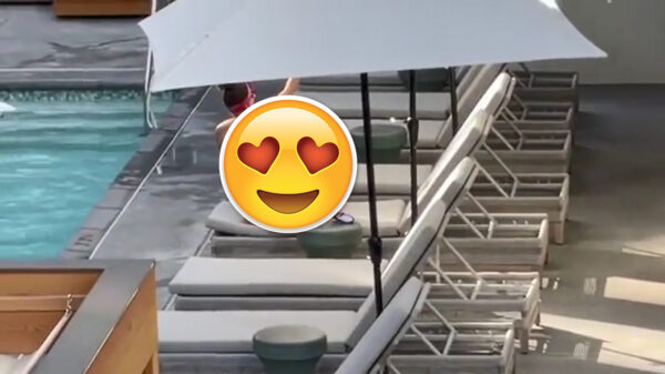 Buurvrouw betrapt als ze bezig is met haar nieuwe OnlyFans kont-ent