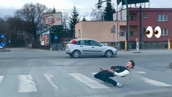 Smooth Criminal gooit er voor het stoplicht een aantal dansmoves uit