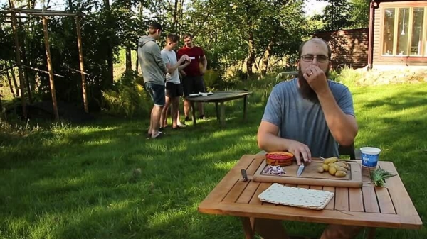 Zweedse fijnproever laat zien hoe je van Surströmming moet genieten... zijn vrienden niet