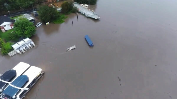 Heldhaftige Australische schipper redt woonboten van container des doods