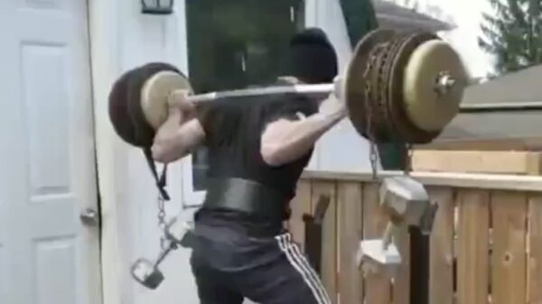 Met je kopf klem komen te zitten tijdens het gewichtheffen is NOOIT grappig