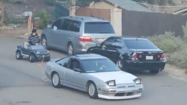 Beste idee van de week: in je speelgoedauto achter een auto hangen