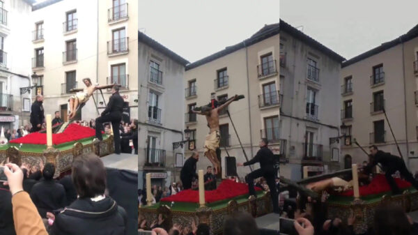 Jezus ziet tijdens zijn kruisiging ineens een kwartje liggen