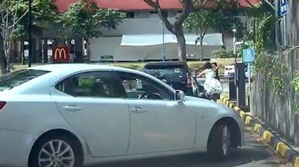 HALP. Auto van vrouw gaat ervandoor