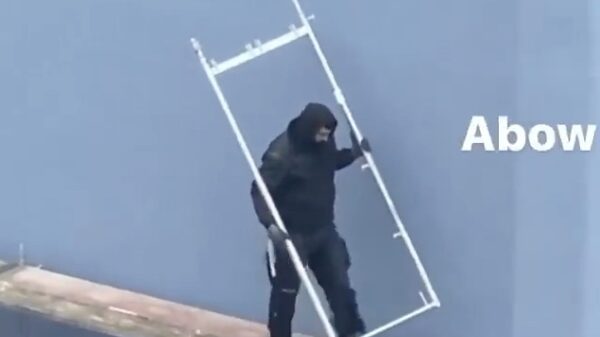 Deze klus is overduidelijk NIET voor mensen met hoogtevrees